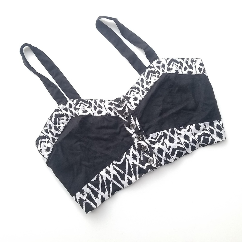 Angie sleeveless black and white sweetheart crop top size small